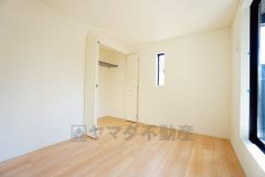 住む人のこだわりを活かす洋室。日当たりがよく、寝室としての利用もおすすめ。広めのクローゼットには荷物をすっきり片付けられ、ゆとりのある暮らしが出来ます＾