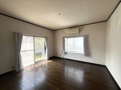 大きな窓のあるリビングは、陽光あふれる明るい空間です。居心地良く、ご家族皆がゆったり寛げる憩いの空間となりそうです。