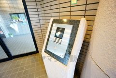 オートロックは、外部の人が自由に建物内に出入りできないため、不審者の侵入防止効果があります。