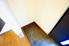 ベビーカーや泥のついたおもちゃをしまうのに便利なスペースです。玄関周りをスッキリさせることが出来ます＾＾