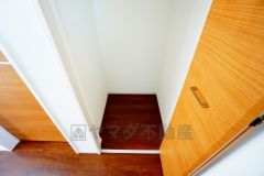 まとめ買いしてもこの収納量なら心配要らずのパントリー。調理家電や食品のストックをすっきりまとめられ、キッチン周りを広々使えます。