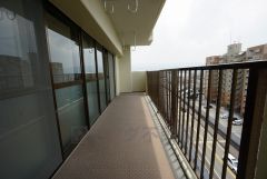 南西側に面したバルコニーは日当たり良好です。お洗濯物も気持ちよく干せそうです。日光浴をしたり、星を眺めたりも良いですね^^