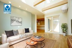 家具はイメージです。家族が集まる開放的なリビング。思い思いの時間を過ごしたり、家族みんなで食事をしたり、素敵な団らんの場になりますね＾＾