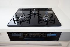 同仕様写真。同時にたくさんの料理が調理できる3口コンロ。長時間熱を通しておきたい煮込み料理を作りながら、炒め物など同時進行で進められます。