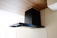 風量が弱・強と切替え可能なレンジフードが調理中の煙をしっかり吸い込みます。手元を照らすライト付きです。