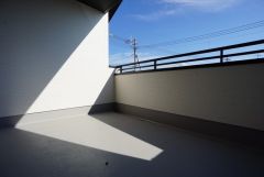 南側に面したバルコニーは日当たり良好です。お洗濯物も気持ちよく干せそうです。日光浴をしたり、星を眺めたりも良いですね^^