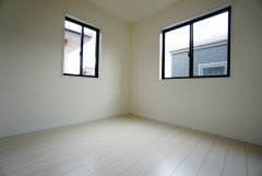 同仕様写真。2面採光を確保した明るい室内は、風通しも良く、大変居心地の良い空間となっております。日当たりがよく、子供部屋としての利用もおすすめ。