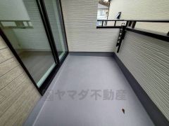 南側に面した大型のバルコニーは日当たり良好です。お洗濯物も気持ちよく干せそうです。日光浴をしたり、星を眺めたりも良いですね^^