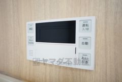 湯量・湯温の設定、そして保温までワンタッチのフルオートバス。便利な追い炊き機能付きです。