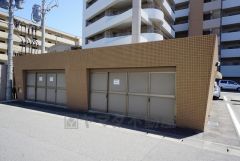 しっかりと扉の閉まるゴミ置き場。ゴミが散らかる心配もありません。ペットと一緒に快適な新生活をスタート出来ますよ＾＾