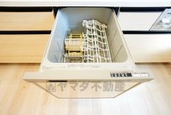 食事の後の手間を解消する食器洗い乾燥機付。冬場の洗い物で手荒れの悩みもなくなります。手洗いよりも節約できて便利。