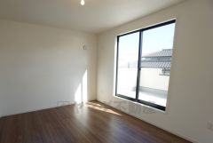 同仕様写真。住む人のこだわりを活かす洋室。日当たりがよく、寝室としての利用もおすすめ。広めのクローゼットには荷物をすっきり片付けられ、ゆとりのある暮らしが出来ます＾＾