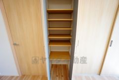 物が散らかりやすいリビングに収納スペースを確保。書類や雑貨をひとまとめにできまるため、お部屋をすっきりさせることが出来ます。