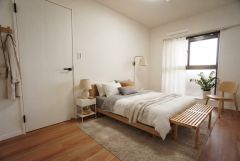 家具はイメージです。暖かい日差しが差し込む洋室。たっぷり収納できるクローゼット付きでお部屋の中をすっきりと快適に保てます。