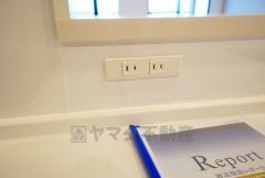 流し台とコンロの間にコンセントを設置しました。最新調理家電を使って時短できますよ＾＾