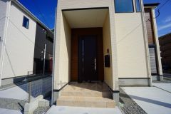 家の顔となる玄関扉がかっこいいと、たくさんの人を招き入れたくなりますね＾＾奥まって設置されており、雨にも濡れにくくなっています。