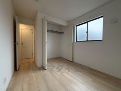 住む人のこだわりを活かす洋室。日当たりがよく、寝室としての利用もおすすめ。広めのクローゼットには荷物をすっきり片付けられ、ゆとりのある暮らしが出来ます＾＾