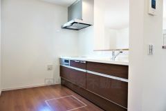 同仕様写真。カウンタートップは耐熱性に優れており、日ごろのお掃除もふき取るだけでＯＫ。ステンレスシンクも簡単にお掃除できますよ。