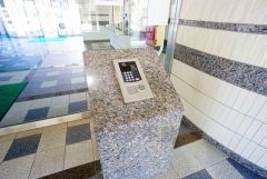 オートロックは、外部の人が自由に建物内に出入りできないため、不審者の侵入防止効果があります。