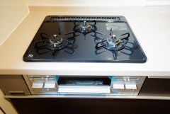 複数の調理を一度に行うことができる3口コンロ。効率よくお料理が出来ます。毎日のお料理も楽しくなりますね＾＾