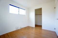 暖かい日差しが差し込む洋室。たっぷり収納できるクローゼット付きでお部屋の中をすっきりと快適に保てます。