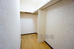 収納力豊富なウォークインクローゼット。洋服や小物などを1箇所にまとめて美しい収納を実現します。スーツケースのような大型の荷物も置けます＾＾