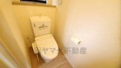 温水洗浄機付トイレです。節水機能もあるので、安心して使えますね。もちろん、1階2階の2ヶ所にトイレがあるので、忙しい朝にもゆとりができますね。