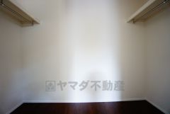 収納力豊富なウォークインクローゼット。洋服や小物などを1箇所にまとめて美しい収納を実現します。スーツケースのような大型の荷物も置けます＾＾