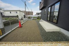お子様と公園に行けない日も、のびのびお庭で遊べるのがうれしいですね。ガーデニングやお子様のプールなど大活躍です＾＾