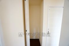 2階の廊下にも収納を確保。各居室に入りきれなかった荷物や、2階で使用する日用品のストック置き場に便利です。