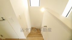 小さなお子様やご高齢の方でも安心できる、手すり付き階段。段差も低めで設定されており、安全性にも優れています。