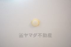 火災発生をいち早く知らせてくれる火災報知器は標準装備です。