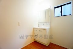 三面鏡つき洗面台。鏡裏にたっぷりとした収納スペースがあります。鏡を閉めてしまえば小物は見えないため、スッキリとした印象の洗面台にできます。