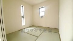 リビングからの続き間として和室をご用意しました。普段はリビングとつなげて開放的なスペースとして、来客時には客間としてお使いいただけます。