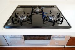 同仕様写真。複数の調理を一度に行うことができる3口コンロ。効率よくお料理が出来ます。毎日のお料理も楽しくなりますね＾＾