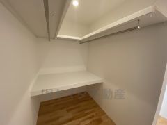 収納力豊富なウォークインクローゼット。洋服や小物などを1箇所にまとめて美しい収納を実現します。スーツケースのような大型の荷物も置けます＾＾