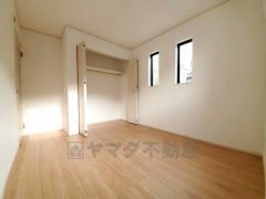 暖かい日差しが差し込む洋室。たっぷり収納できるクローゼット付きでお部屋の中をすっきりと快適に保てます。