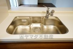広々としたステンレスシンクには、洗剤やスポンジを収納出来るラック付き。広さも確保しているので、大きなお鍋も洗いやすいです。