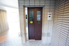 重い荷物を運ぶのにも便利なエレベーター付です。