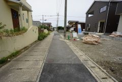 前面道路は5.9ｍあり、車同士がすれ違うスペースが十分にあります。