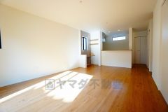 リビングは広々とした設計で、家族が集い、寛ぐ暮らしの空間を演出しています。思い思いの時間を過ごしたり、家族みんなで食事をしたり、素敵な団らんの場になりますね。