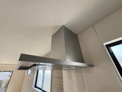 風量が弱・強と切替え可能なレンジフードが調理中の煙をしっかり吸い込みます。手元を照らすライト付きです。