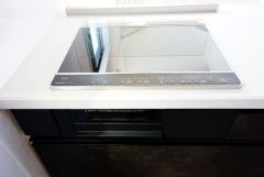 お手入れのしやすいIHクッキングヒーターです。3口コンロなので、効率よくお料理が楽しめます。毎日のお料理も楽しくなりますね＾＾
