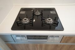 同仕様写真。複数の調理を一度に行うことができる3口コンロ。効率よくお料理が出来ます。毎日のお料理も楽しくなりますね＾＾