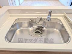 広々としたステンレスシンクには、洗剤やスポンジを収納出来るラック付き。広さも確保しているので、大きなお鍋も洗いやすいです。