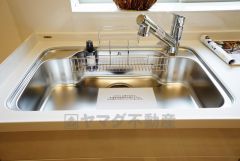 広々としたステンレスシンクには、洗剤やスポンジを収納出来るラック付き。広さも確保しているので、大きなお鍋も洗いやすいです。