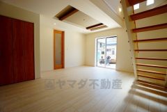 大きな窓のあるリビングは、陽光あふれる明るい空間です。居心地良く、ご家族皆がゆったり寛げる憩いの空間となりそうです。