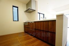 同仕様写真。リビングにいるお子様を見守りながらお料理ができる対面キッチン。カウンタートップの汚れもサッと拭き取ることができ、お掃除ラクラク＾＾