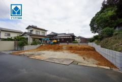 現地（2026年10月9日）撮影。70坪以上の広々とした敷地＾＾南向きで日当たり良好。家族が集うリビングは3面採光の明るい空間＾＾