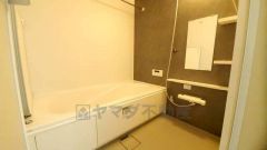 1日の疲れを癒すくつろぎのバスルーム。足を伸ばしてもゆったりと入れるサイズです。お子様と一緒にお風呂に入っても狭くないですね^^